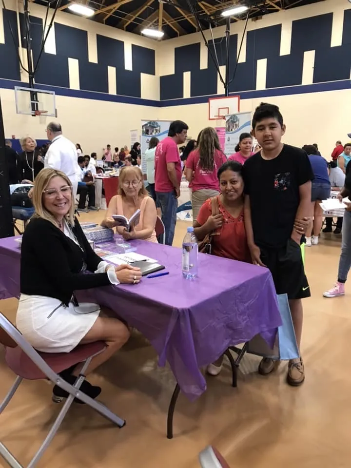 Mesa de Healthy Solutions en una feria comunitaria